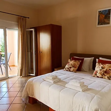 Corinthian Village Szálloda