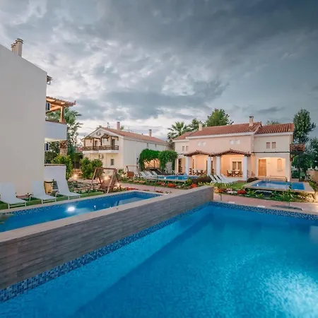 Szálloda Corinthian Village 3*