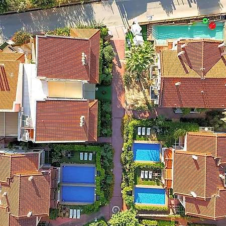 فندق Corinthian Village 3*