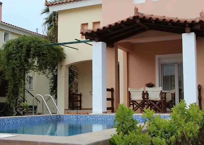 Corinthian Village 호텔 3*