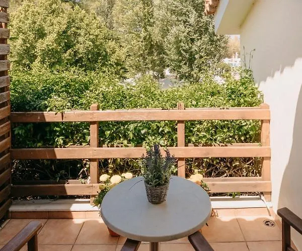 Corinthian Village 호텔 3*