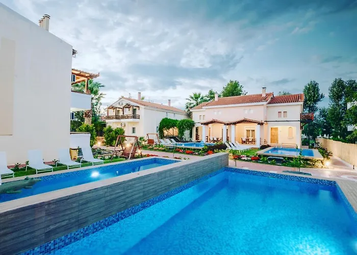 호텔 Corinthian Village 3*