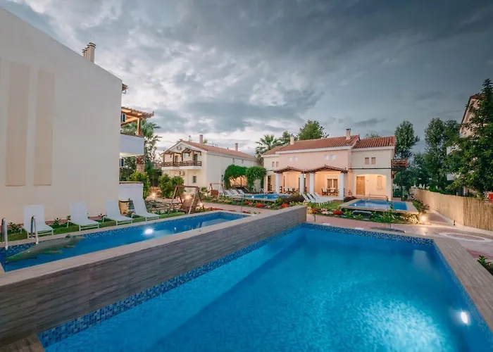 호텔 Corinthian Village 3*